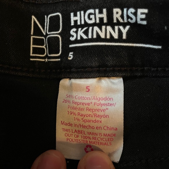 ! Black No Boundaries High Rise-Skinny Jeans - Picture 2 of 4